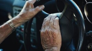 Ηλικιωμένος οδηγούσε ανάποδα από το κέντρο της Αθήνας έως την Παλλήνη
